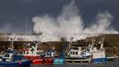 Las olas rompen contra el espigón de protección del puerto de Cudillero