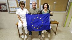 Los profesores Alicia Fontn, scar Garca y Mara Teresa Amoedo, tambin directora, en el IES Frei Martn Sarmiento de Pontevedra con la bandera europea