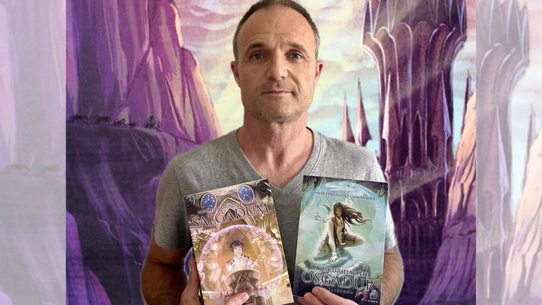Omar Fernández García-Jove junto a sus dos novelas, Salfadum y La Oscuridad de Óscargadur