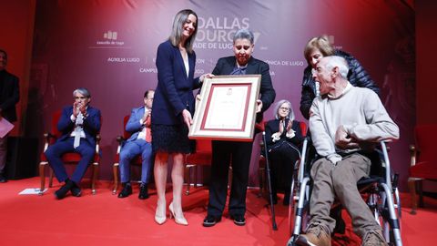 Méndez, entregando a medalla a Auxilia