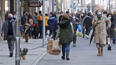 Gente paseando por el centro urbano de Pontevedra, que en el 2021 perdi poblacin