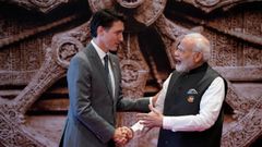 Modi (derecha) da la bienvenida a Trudeau en su llegada a la cumbre del G20 en Nueva Deli.