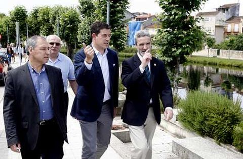 Besteiro, entre el alcalde (derecha) y el portavoz socialista, en una visita anterior.