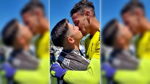 Picture of Albert Lejárraga, goalkeeper of Marbella, kissing his partner