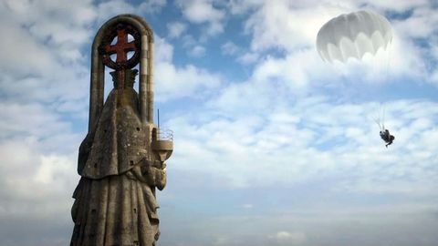 La protagonista y un policía, antes de toparse con la estatua dn la Virgen de la Roca, en Baiona.