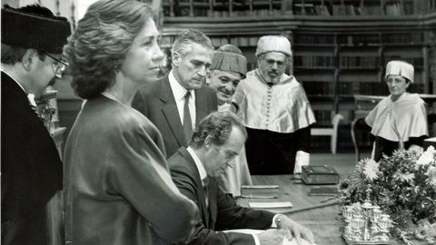 El rey firmando en el libro de honor de la USC en 1994
