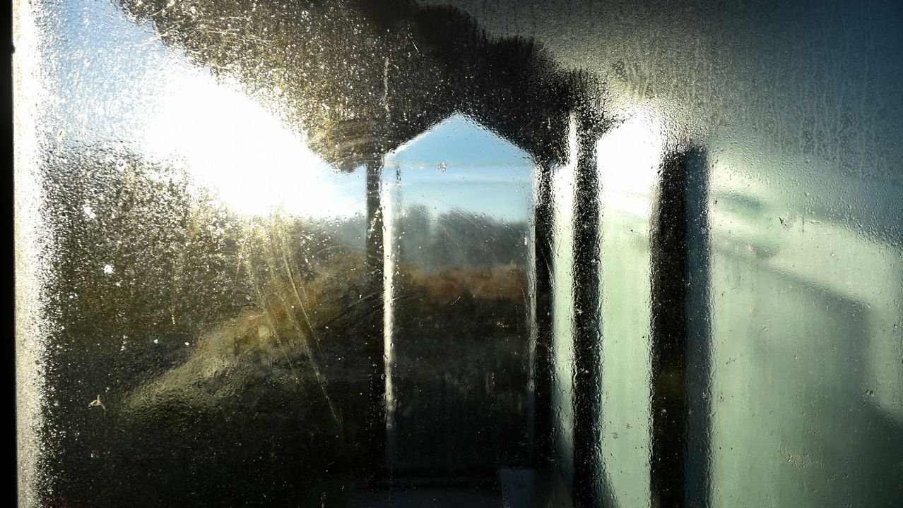 Paisajes en el coraz�n de la Ribeira Sacra.El fr�o nocturno convierte las ventanas de cristal en obras de arte al amanecer