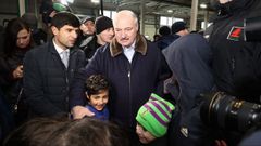 Lukashenko, durante su visita al centro de acogida que se encuentra en las inmediaciones del paso fronterizo de Bruzgi.