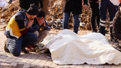 Dos hombres se lamentan ante varios cadveres en la ciudad turca de Kahramanmaras