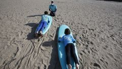 El surf retoma su actividad en Oleiros