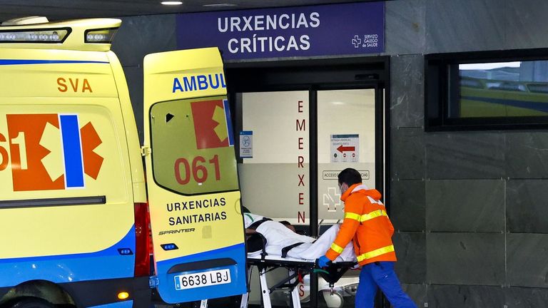 Un crucerista ingresado en Vigo para una operación a vida o muerte se casa con su pareja de toda la vida en el hospital