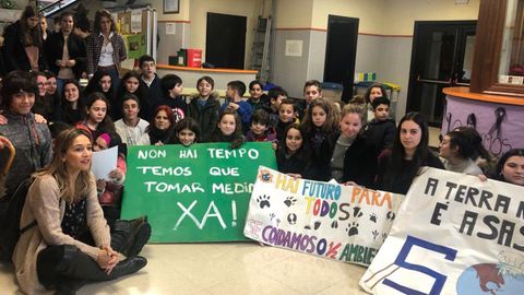 Miriam Leirs y sus alumnos se unieron este viernes a la sentada protesta de Teachers For Future porque en la COP de Madrid no se han alcanzado acuerdos para tomar medidas contundentes contra el cambio climtico