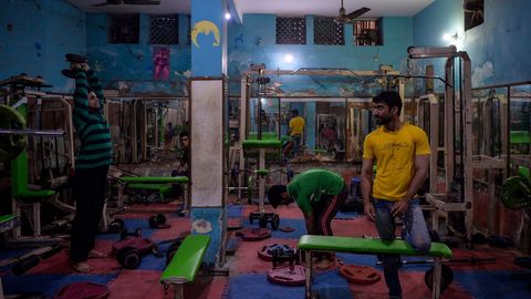 Hombres indios hacen ejercicio en uno de los gimnasios ms antiguos de Nueva Delhi