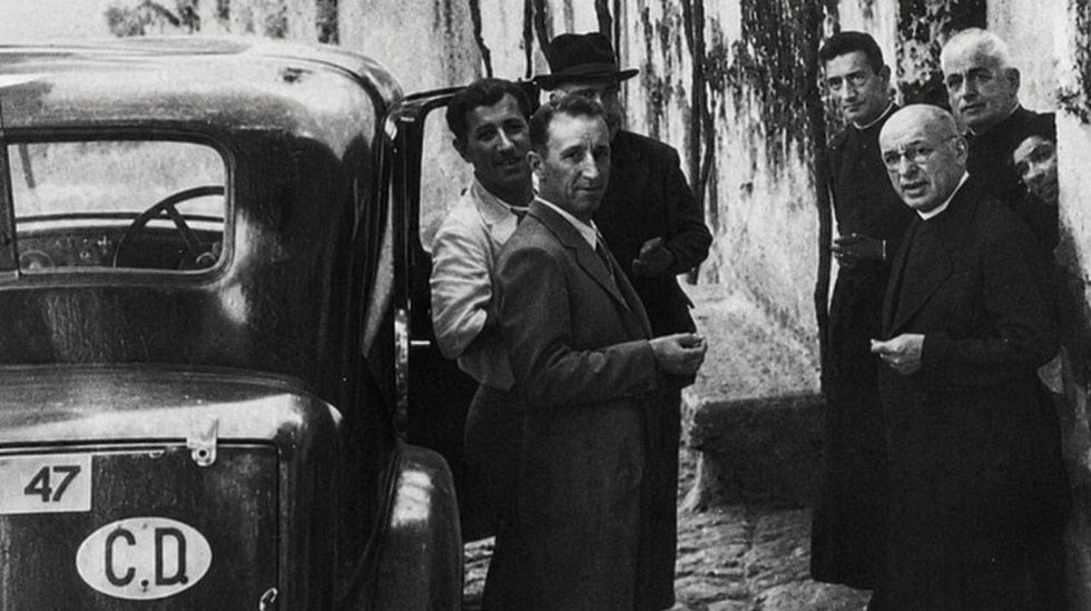 Primero por la izquierda, el p�rroco don Rogelio, en una foto en la que sale tambi�n su sobrino (segundo por la derecha) que era esp�a ingl�s que fue quien facilit� que llegasen hasta a A Lama los perseguidos por el nazismo.