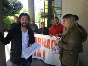 Los padres muestran la demanda que interpuso la direcci�n del colegio Santa Cristina contra ellos por comentarios en Facebook y la prensa que da�an su honor