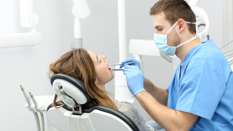 Las muelas de juicio pueden interferir con los tratamientos de ortodoncia o causar caries en las piezas contiguas.