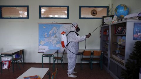 Un operario desinfectaba ayer un aula en un colegio de Atenas, ante la reapertura, hoy lunes, de muchos de ellos en todo el pas