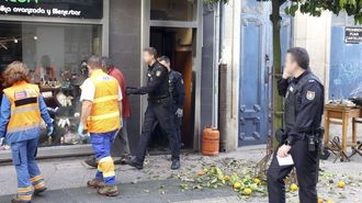 Trasladado un hombre que arroj objetos desde una ventana de un tercer piso en Ferrol