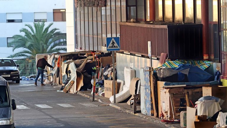 Los sintecho resisten en la vieja estación de Vigo: «Aquí coges gripe, estás solo, no sabes si es lunes o martes»