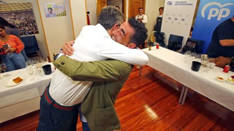 Luis López, abrazando al candidato de Pontevedra y amigo suyo, Rafa Domínguez, en la madrugada electoral.