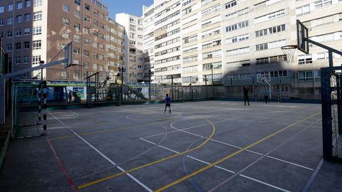 La pista de juego de la plaza San Pablo, en A Coruña, donde jugaban al baloncesto un grupo de unos tres chavales increpados por una pandilla de, al menos, 15 adolescentes 