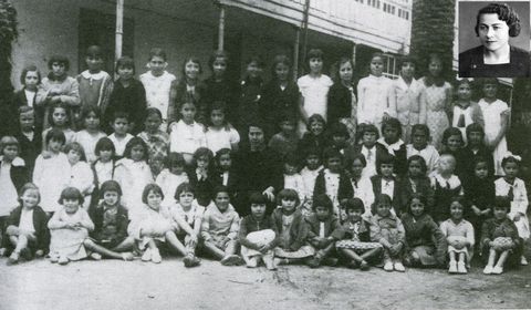 A mestra coruñesa Mercedes Romero Abella coas súas alumnas de Monelos