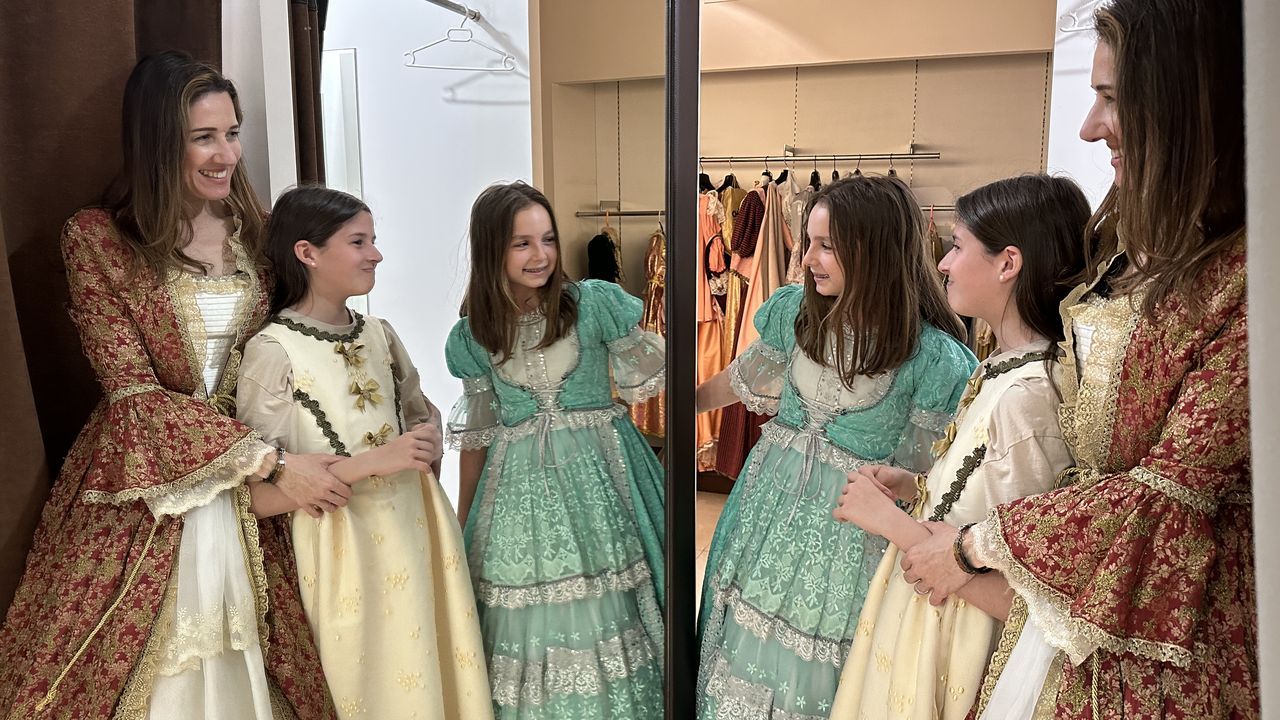 As son los apartamentos Olladas de Barbeitos en A Fonsagrada.Ana Bores, con su hija y una amiga probando vestidos para el Festival Ilustrado. 