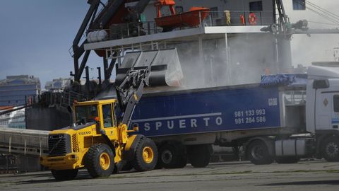 La tolva también distribuye carga hacia los camiones, que circulan sin cesar por el muelle para abastecer cuanto antes a las 110 fábricas de piensos que hay en Galicia, de las que dependen más de 1.300 empleos
