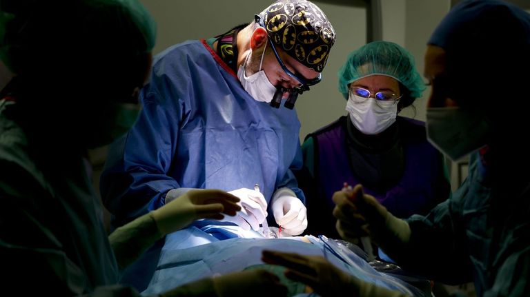 Las vuelta de las peonadas a los quirófanos sigue en el aire después de dos meses paradas