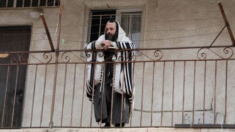 Un ultraortodoxos, durante el rezo de la maana en Mea Shearim, a las afueras de Jerusaln
