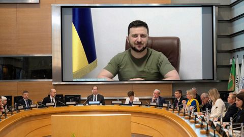 Zelenski hablando a través de la pantalla en la mesa redonda ministerial de apoyo a Ucrania de las Reuniones de Primavera de 2022 del Grupo del Banco Mundial 