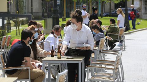 Varias mesas ocupadas en una terraza del centro de Lugo