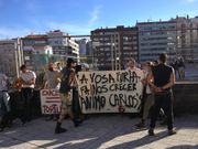 Un grupo de activistas sociales aguarda ante los juzgados de Vigo por la liberalizaci�n de dos �okupas� detenidos en una casa vac�a