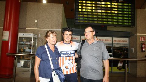 Junto a sus padres, tras participar en los Juegos Olmpicos de Pekn y quedar cuarto