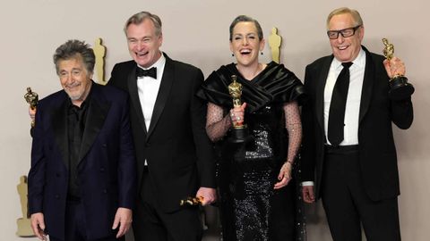 Al Pacino posa con Christopher Nolan, Emma Thomas, y Charles Roven, con parte de los premios ganados por Oppenheimer