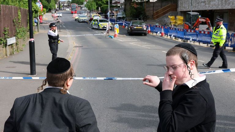 Un hombre apuñala a dos personas en un barrio de mayoría judía al norte de Londres