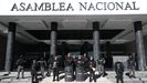 Decenas de militares y policías han cercado la Asamblea Nacional de Ecuador.