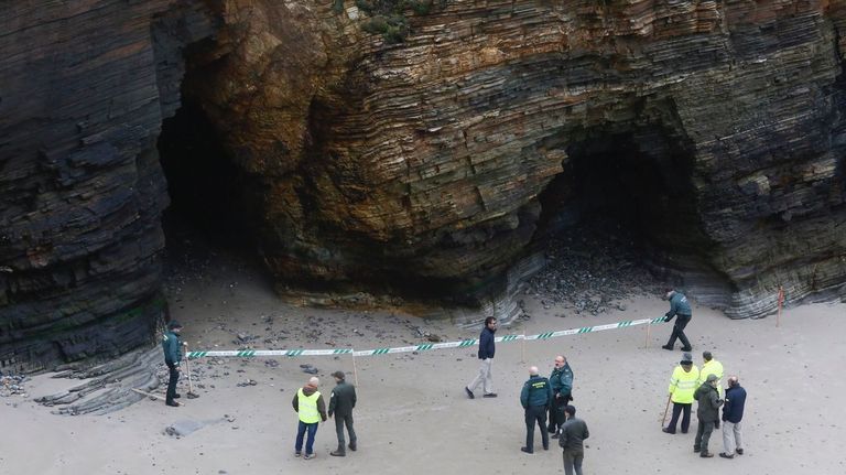 La Justicia ve responsabilidad de las Administraciones en la muerte de una mujer por un desprendimiento en la playa de As Catedrais