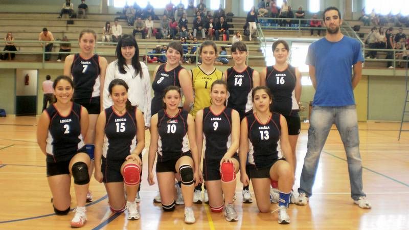 Los jugadores del Sevilla Reyes y Navas con el cartel del marat�n de f�tbol sala de samos