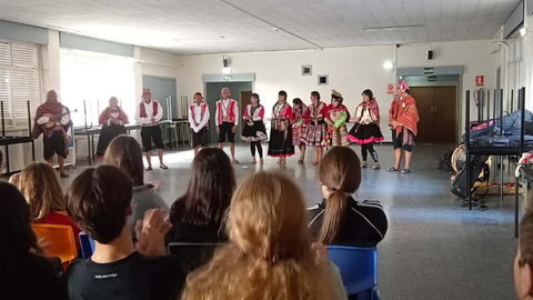 El grupo escolar Kusi Kawsay durante una de sus exposiciones