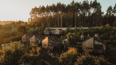 Las Cabanas de Udra son como las casas de las bateas y estn integradas en el paisaje natural de Bueu