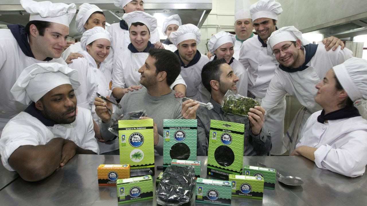 Foto de archivo de dos miembros de una productora de algas enseñándoselas a alumnos de Cocina del IES de Foz