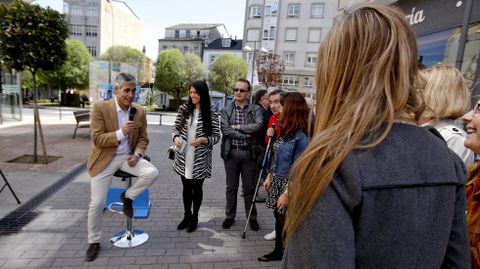 Jaime Castiñeira, candidato del PP en Lugo, pone en práctica los minimítines callejeros sentado en un taburete como los de los bares.