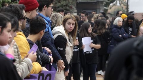 Unas trescientas personas participaron en la concentración organizada por el Ayuntamiento de Monforte por el día contra la violencia machista