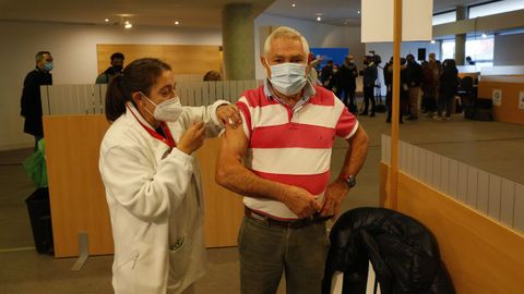 La vacunacin contra el covid se retom este viernes en el nuevo vacundromo, ubicado en el edificio administrativo de la Xunta en Pontevedra