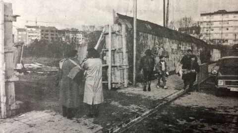 Derribo del muro del antiguo huerto de los escolapios en 1991 para iniciar la construcción del Parque dos Condes