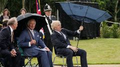 El príncipe Carlos de Inglaterra y el primer ministro Boris Johson, durante un homenaje a la policía en julio