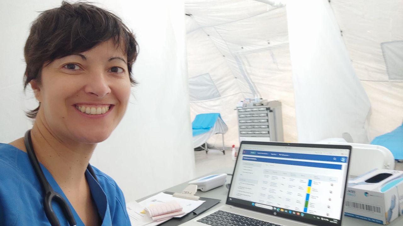 Maite Maza en el interior de una tienda donde tiene su consulta en el hospital de campa�a de Caracas