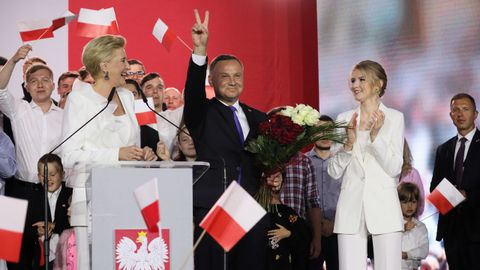 Un exultante Andrej Duda celebra, el domingo, su victoria en las presidenciales polacas