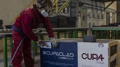 Una empleada de Cupa Group, en uno de los centros de produccin en la comarca de Valdeorras